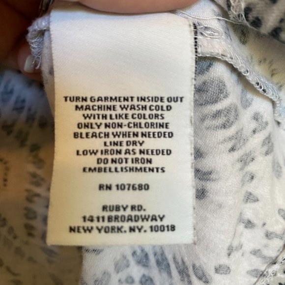 WHITE & BLACK FLOWER TOP  Size L - Picture 4 of 5